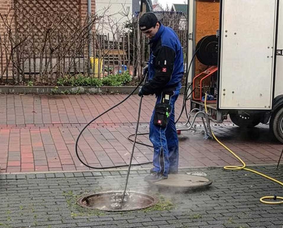 Mitarbeiter bei der Rohrreinigung